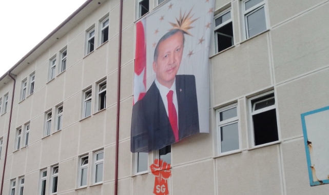 Trabzon’da Cumhuriyet Bayramı’nda sadece Erdoğan posteri asıldı: Tepki çekti