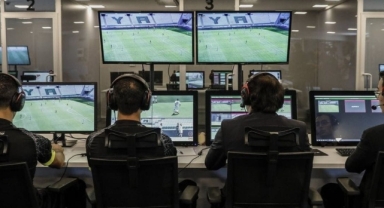 VAR Odasındaki Hakemlerin “Hakem VAR’a Gider mi?” Üzerine Bahis Oynadığı İddiası