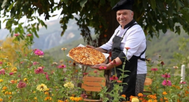 40 Yıl Sonra Köyüne Döndü, Bahçede Açtığı Pizzacıyla Ün Saldı!