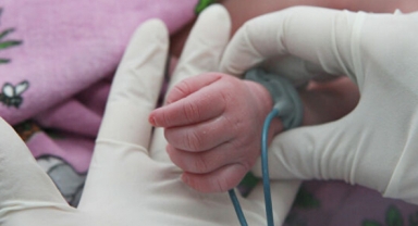 Afyonkarahisar’da Skandal: Muhasebeci 6,5 Aylık Bebeği Sünnet Etmeye Kalktı — Kalbi Duran Bebek Kurtarıldı