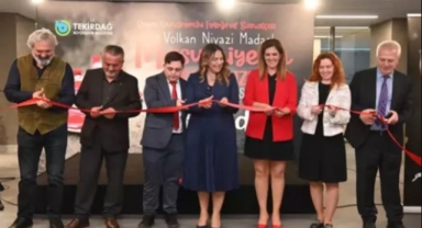 Down sendromlu sanatçı Madaslı'nın 'Masumiyetin Kırmızısı' serigisi Tekirdağ'da