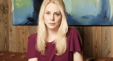 Kayahan’ın Kızı Beste Açar’dan Dikkat Çeken Açıklama: “Paralel Evrenlerde Babamla Konuşabiliyorum”