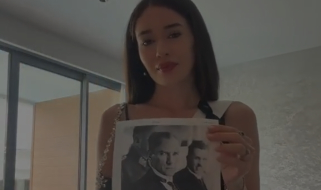 Renkli kutlamaların arasında siyah kıyafetiyle Atatürk'ü andı.