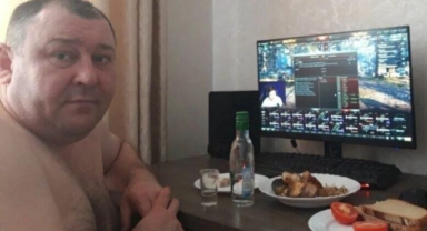 Rusya'da İş Yerinde Oyun Oynadığı İçin İşten Çıkarılan Çalışan, Mahkeme Kararıyla Görevine İade Edildi