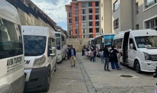 Servis Şoföründen Korkutan Girişim: “Yardım Edin” Notuyla Kurtuldular