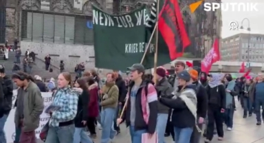 Köln'de Askeri Büyümeyi Hedefleyen Tasarı Protesto Edildi: