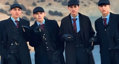 Taliban, 'Peaky Blinders' Tarzı Giyinen Gençleri 'Yabancı Kültür' Gerekçesiyle Gözaltına Aldı