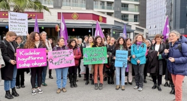 Uzun Süre Şiddet Gören Kadın, Eşini Öldürmekten Yargılandı; Meşru Müdafaa ile Tahliye Edildi