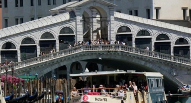 Venedik'te Tekne Hırsızının Kaçışı Tarihi Köprüde Sona Erdi