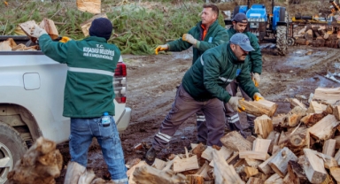 Kuşadası Belediyesi’nden Kış Aylarında Anlamlı Yakacak Desteği