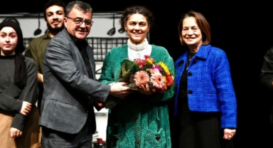 ALTIEYLÜL’DE SAHNE IŞIKLARI YANDI