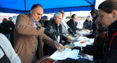 Aydın’ın Efeler ilçesinde Ramazan ayı dolayısıyla kurulan gönül sofraları, Kocagür Mahallesi’nde vatandaşları bir araya getirdi