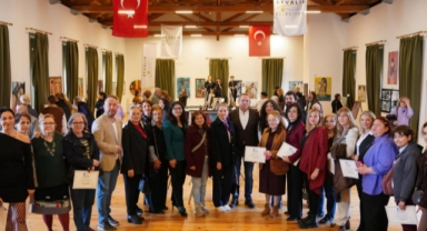 AYVALIK’TA “KADIN GÖZÜYLE BİR RENKTE DİRENÇ” SERGİSİ AÇILDI