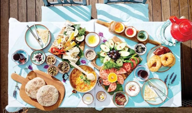 Beş Minarenin Gölgesinde ve Nemrut Esintili Sofralar