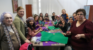 Bursa’da Kadınlar Keçe Atölyesinde Dayanışma ve El Emeği Sergiledi