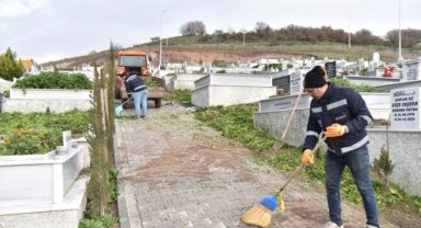 ALTIEYLÜL’DE BAYRAM ÖNCESİ MEZARLIKLARDA YOĞUN MESAİ