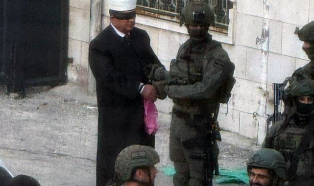 İsrail Askerlerinden El Halil’de Eski Bakana Baskın: Hatim el-Bekri Gözaltına Alındı