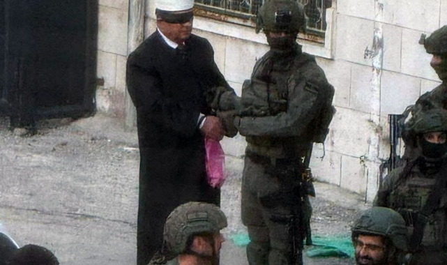 İsrail Askerlerinden El Halil’de Eski Bakana Baskın: Hatim el-Bekri Gözaltına Alındı