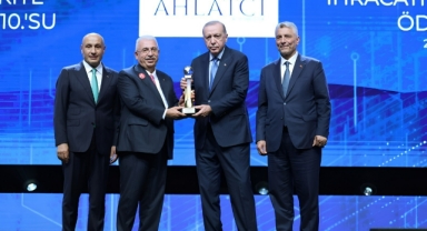 Ödülünü Cumhurbaşkanı Erdoğan’ın elinden aldı