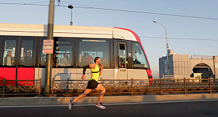İstanbul'da milli atlet tramvay ile yarıştı