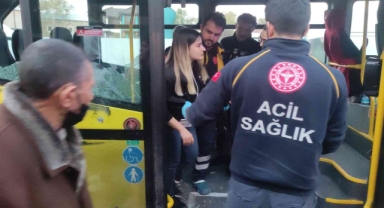 Minibüsün camı genç kızın yüzüne patladı
